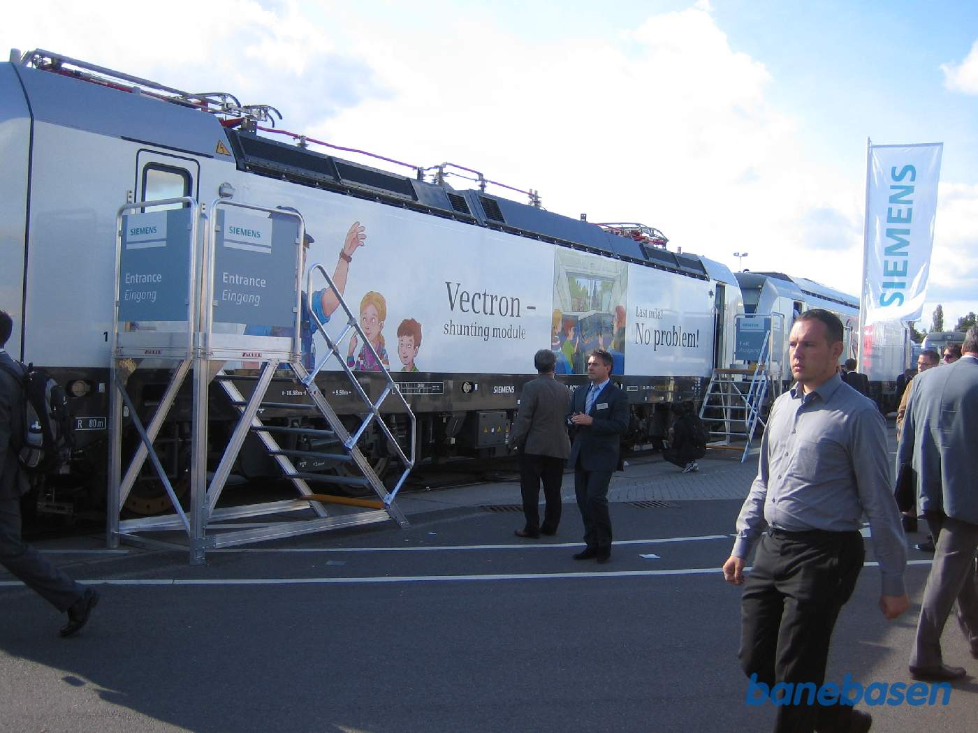 Et nyt Siemens Vectron elektrisk lokomotiv med dieselmotor til rangering