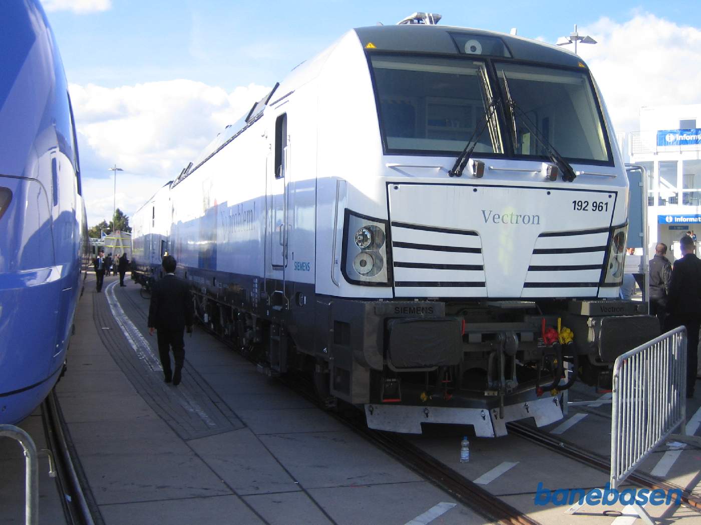 Et nyt Siemens Vectron elektrisk lokomotiv med dieselmotor til rangering