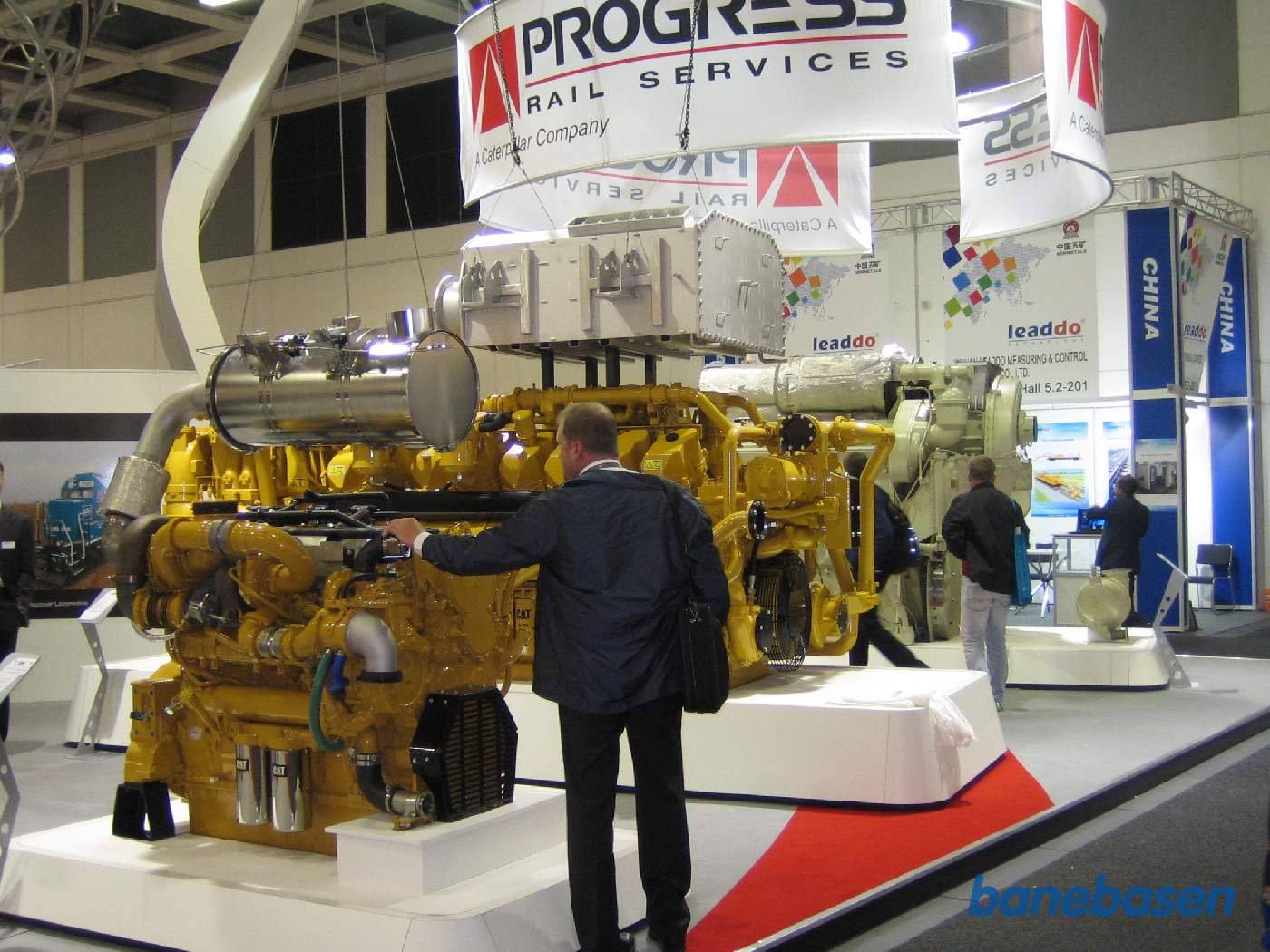 Inde i de store haller er opstillet en komplet Caterpillar dieselmotor