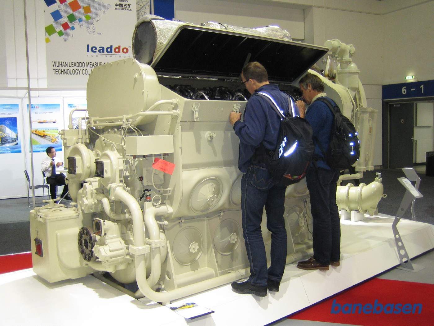 En ny stor motor fra GM studeres af 2 gæster