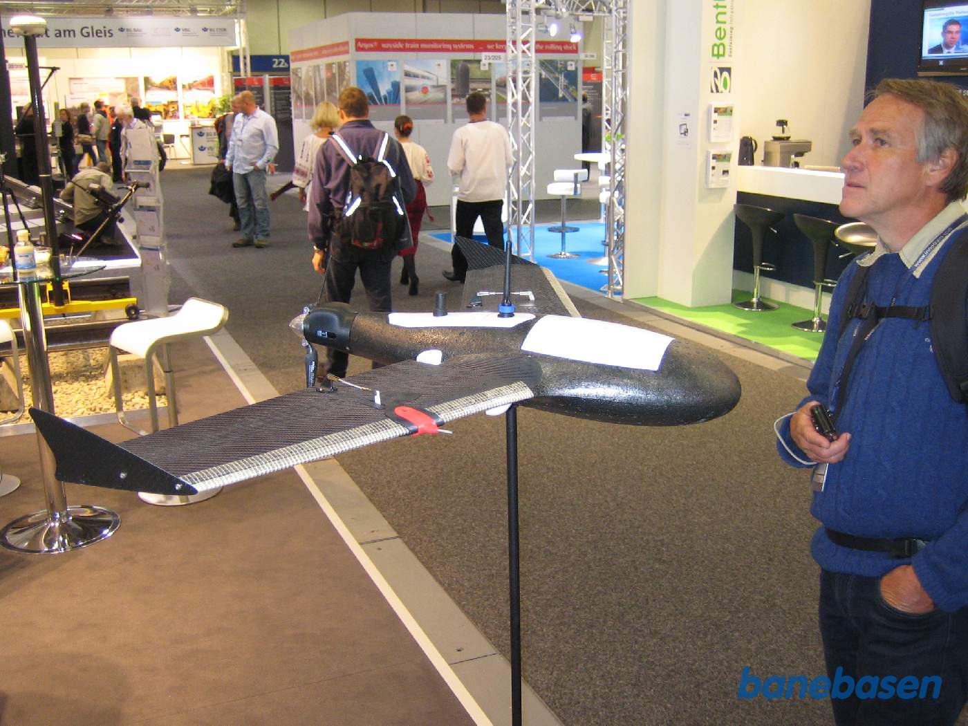 Et vue ud over de store udstillingshaller, her en drone i forgrunden