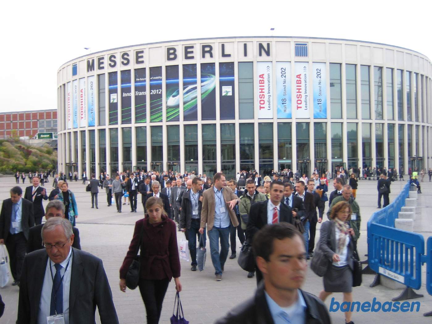 Så er dagen forbi og gæsterne haster ud af den store velkomst centerbygning og over mod den nærmeste S-banestation "Messe Süd"