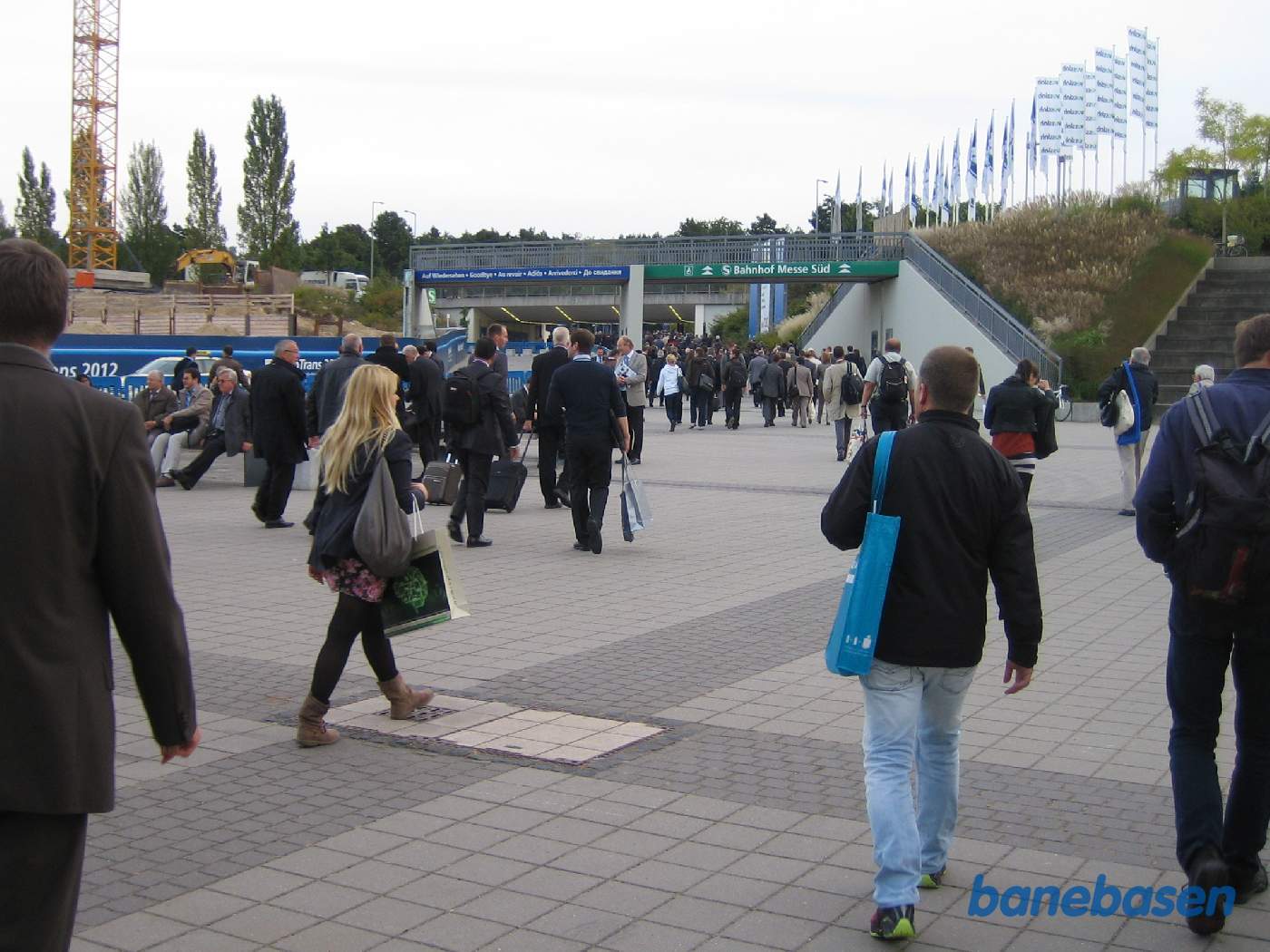 Så er dagen forbi og gæsterne haster over mod den nærmeste S-banestation "Messe Süd"