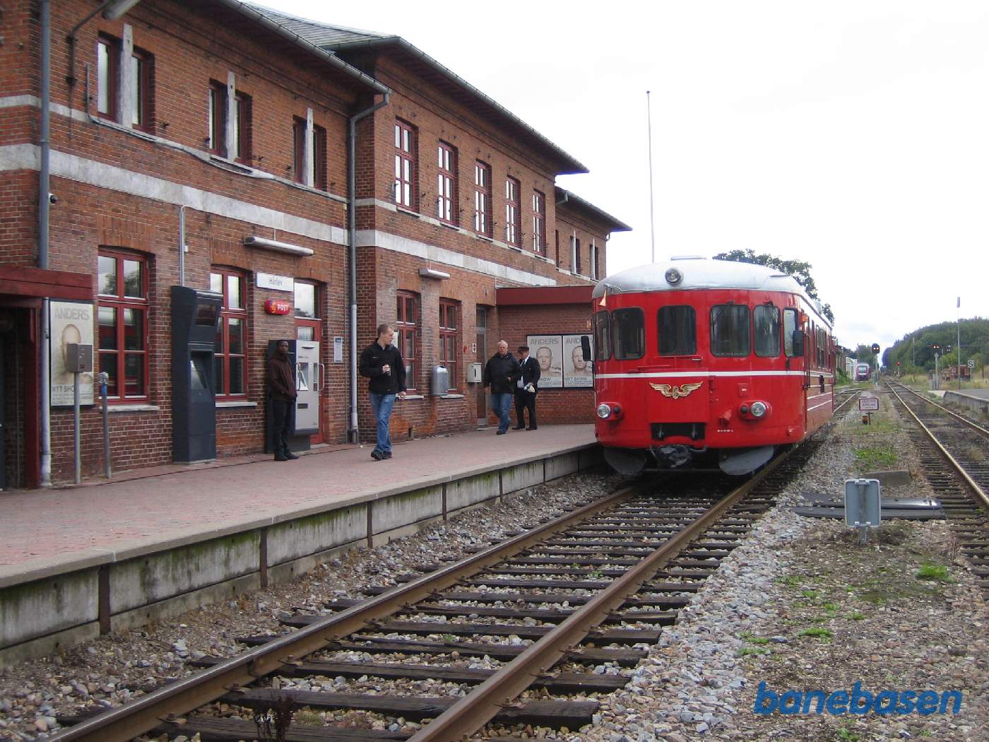 Skinnebussen er ankommet til Haarlev, stationsbygningen til venstre
