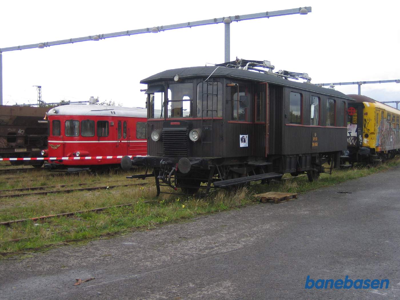 Triangelmotorvogn på Køge stations sidespor. HTJ S 50 holder i baggrunden Triangelmotorvogn på Køge stations sidespor. HTJ S 50 holder i baggrunden