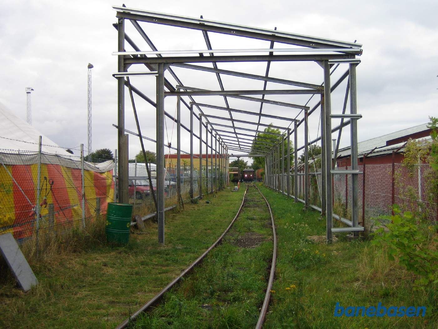 Den kommende vognhal på Køge station, der aldrig nåede at blive færdig før kommunen overtog hele området Den kommende vognhal på Køge station, der aldrig nåede at blive færdig før kommunen overtog hele området
