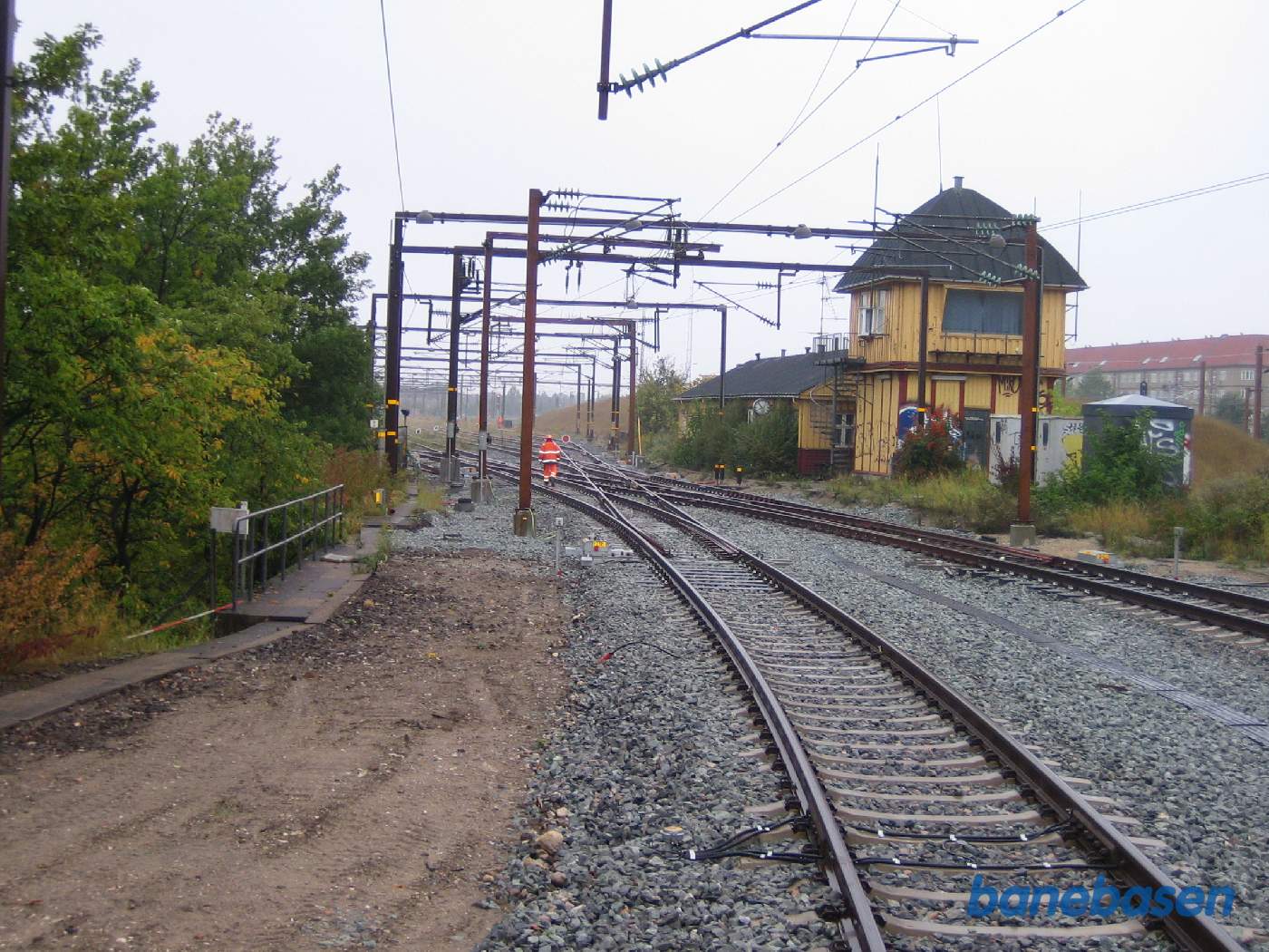 Det gule palæ der styrede godsbanegårdens ankomst rist. Gangtunnelen ligger få meter længere fremme, man ser gelænderet ude til venstre