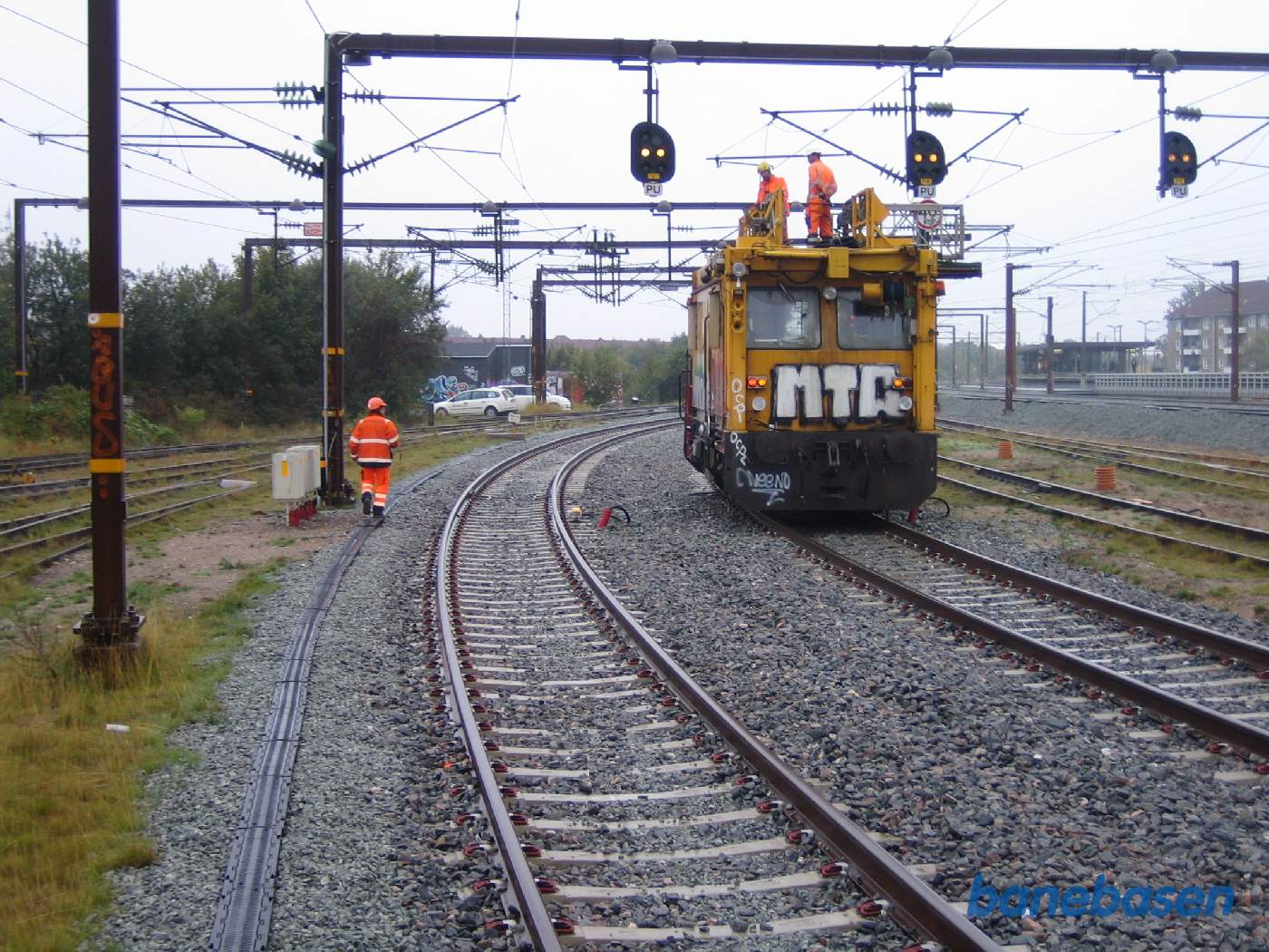En kørestrømstrolje med 2 mand i arbejde En kørestrømstrolje med 2 mand i arbejde
