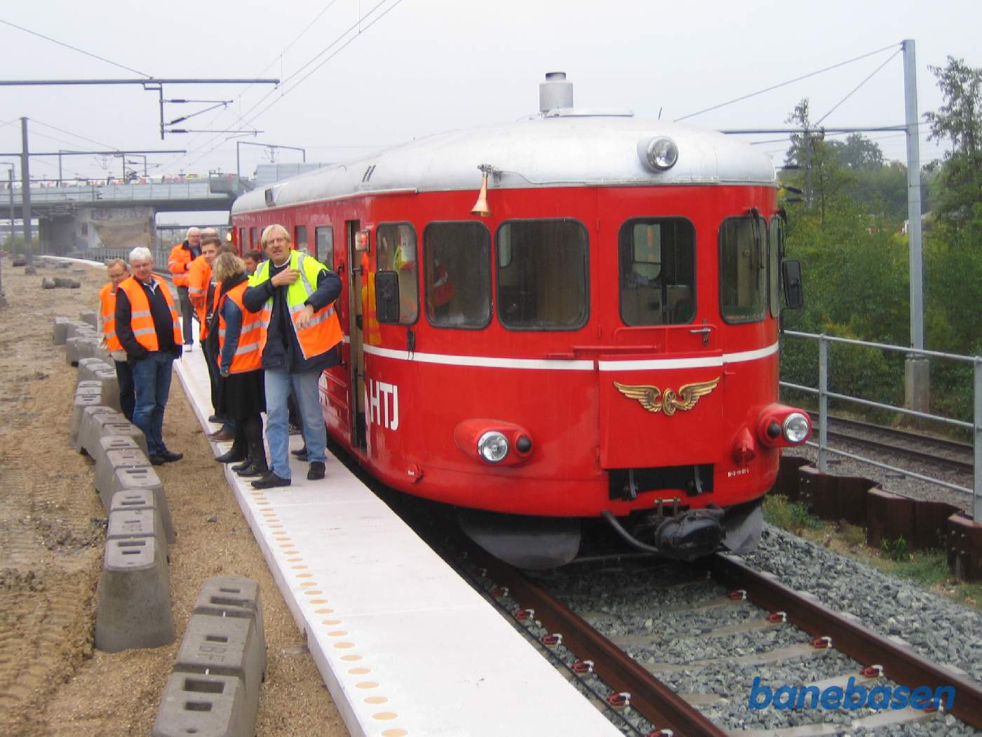 Skinnebussen holder på den endnu ikke færdige København Syd. Flere projektdeltagere er steget nu på perronen Skinnebussen holder på den endnu ikke færdige København Syd. Flere projektdeltagere er steget nu på perronen