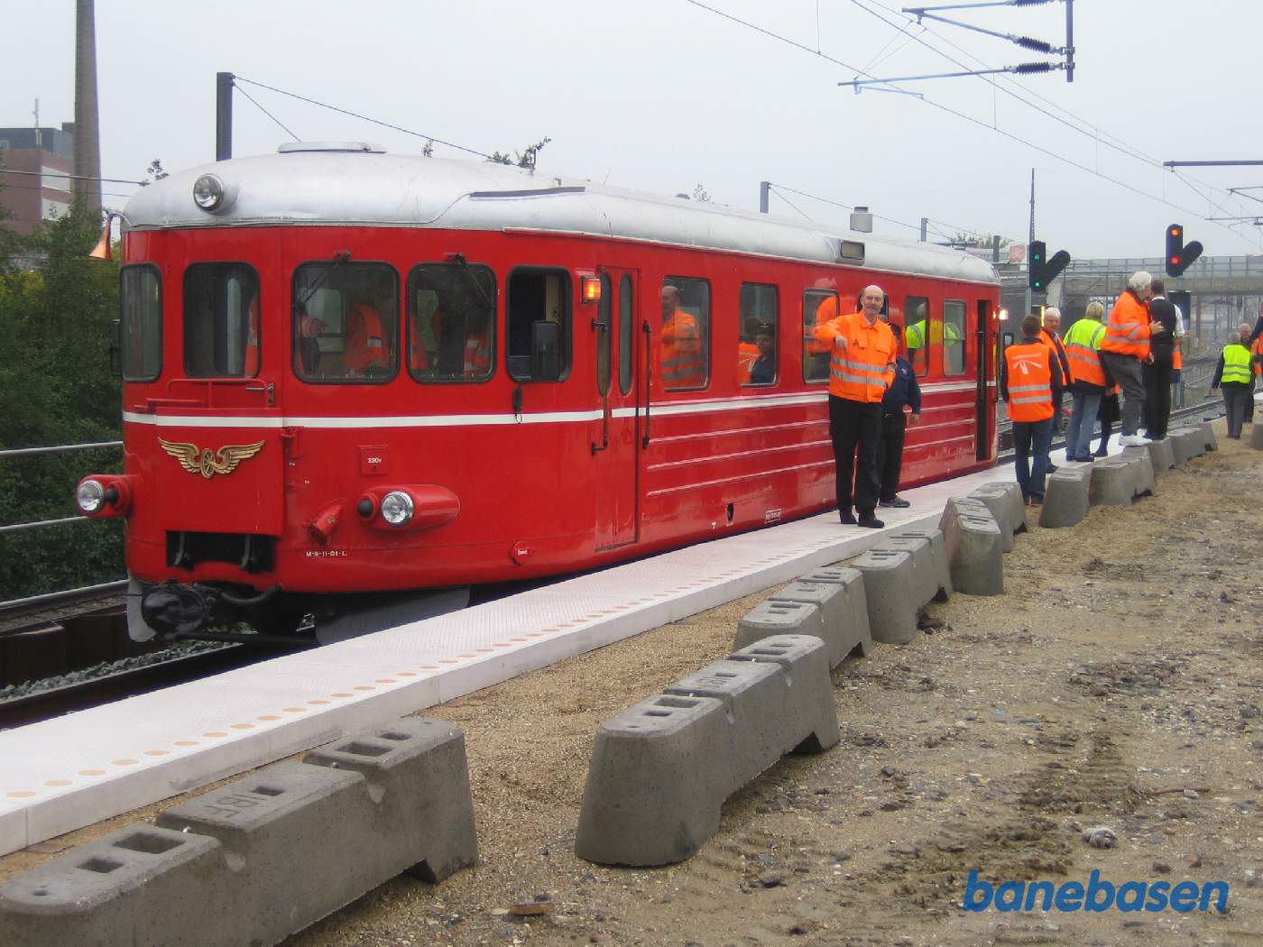Skinnebussen holder på den endnu ikke færdige København Syd. Flere projektdeltagere er steget nu på perronen