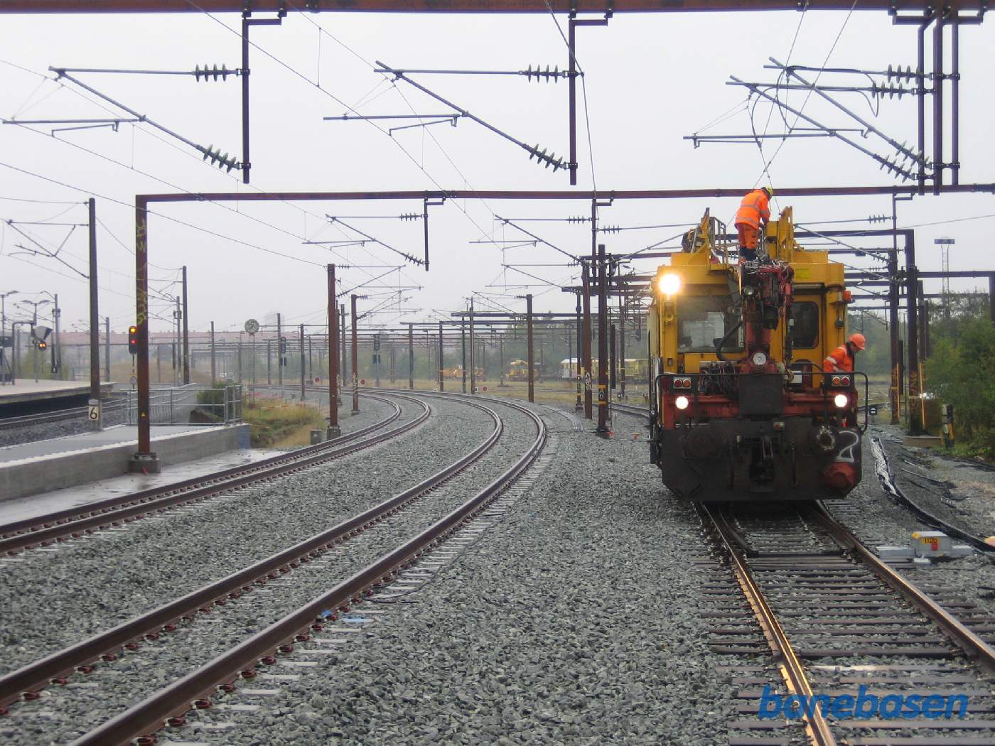En kørestrømstrolje med 2 mand i arbejde