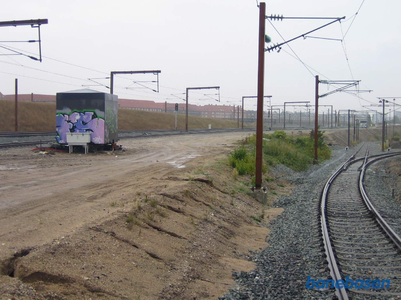 Maskindepot Gb, indkørselssporet til venstre og udkørselssporet til højre. Sporene til den gamle godsbanegård lå på grus traceen til venstre Maskindepot Gb, indkørselssporet til venstre og udkørselssporet til højre. Sporene til den gamle godsbanegård lå på grus traceen til venstre