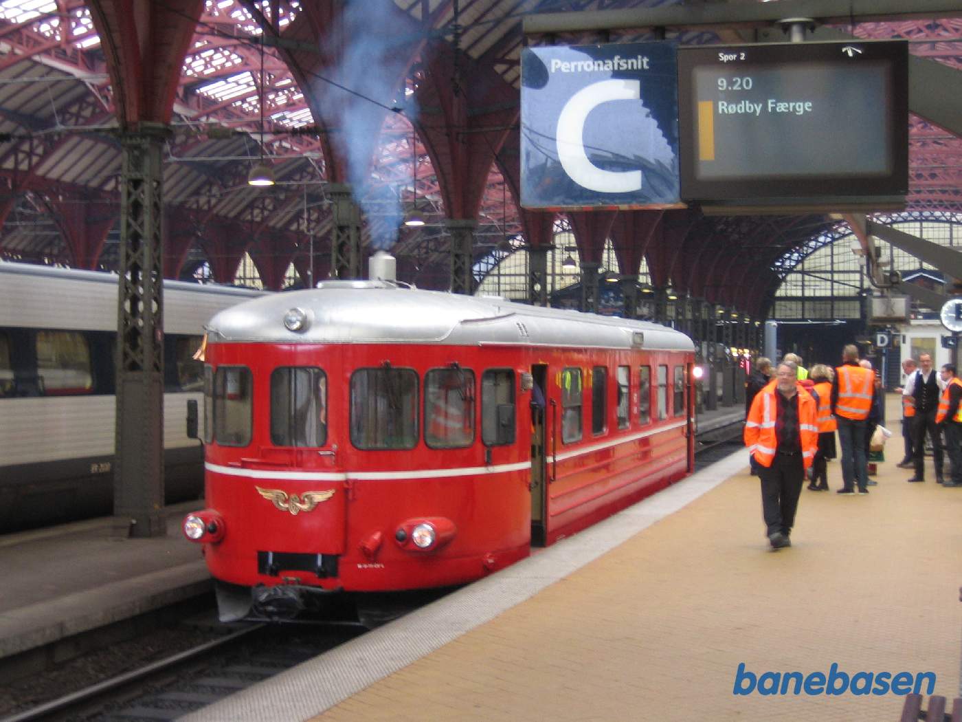 Skinnebussen holder ved perron, klar til at køre til Rødby kl. 9.20, projektdeltagere på perronen