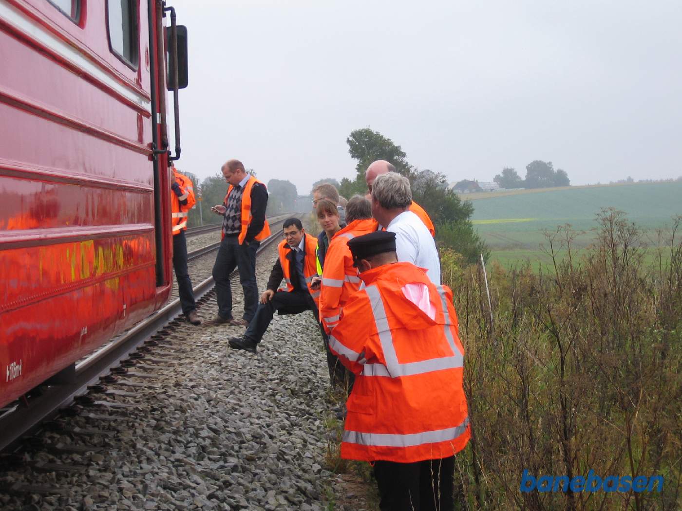 Vi gør ophold på strækningen. Den nye strækning skal løbe højre om bondegården der ses skråt til højre, Ja der forestår nogle store jordarbejder Vi gør ophold på strækningen. Den nye strækning skal løbe højre om bondegården der ses skråt til højre, Ja der forestår nogle store jordarbejder