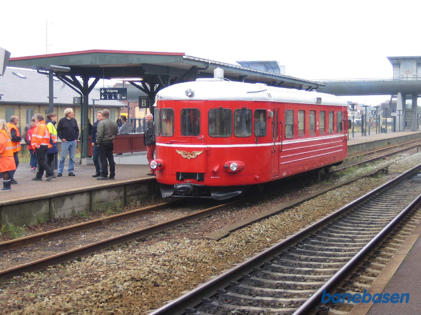 Skinnebussen er ankommet til Næstved og projektfolkene trækker en mundfuld frisk luft Skinnebussen er ankommet til Næstved og projektfolkene trækker en mundfuld frisk luft
