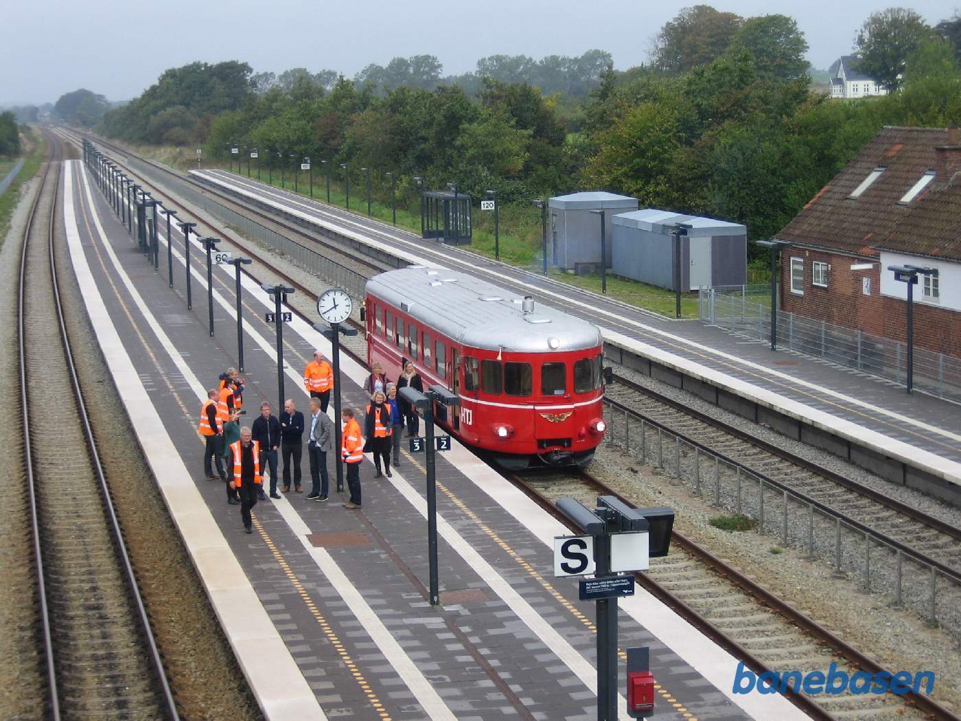 Skinnebussen afventer overhaling, set oppe fra den nye gangbro