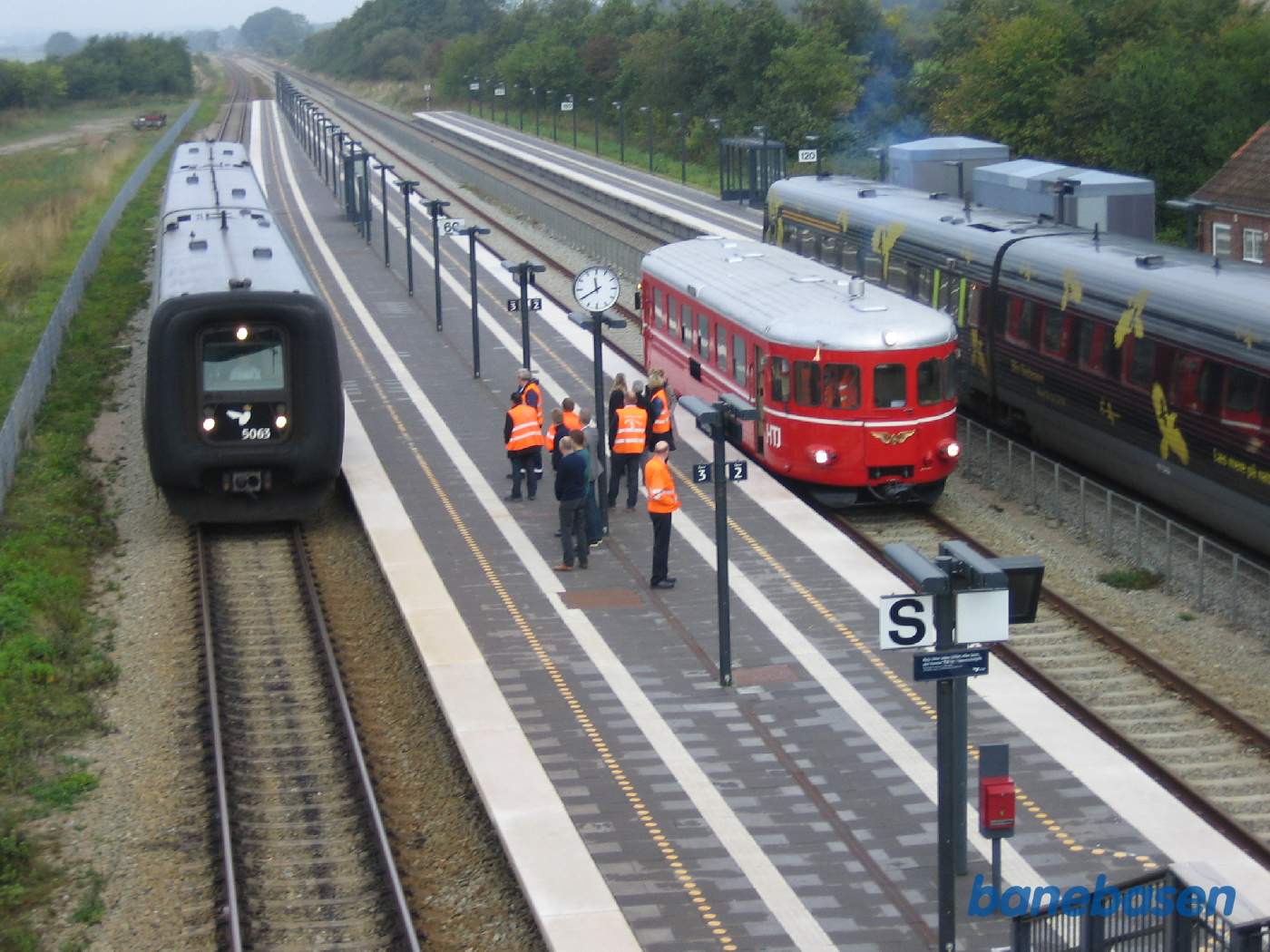 2 persontog suser samtidig gennem stationen 2 persontog suser samtidig gennem stationen