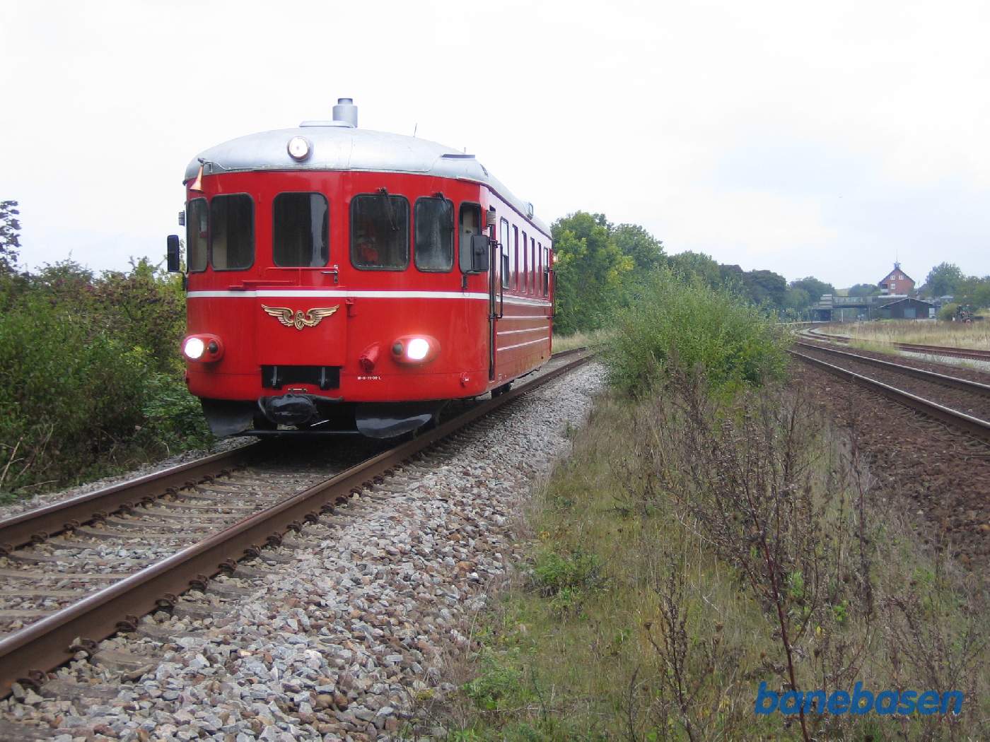 Skinnebussen holder ved det sidste PU-signal på vej op mod Storstrømsbroen. Vordingborg station ses ude i højre side, med den gamle overdækkede gangbro og trappe Skinnebussen holder ved det sidste PU-signal på vej op mod Storstrømsbroen. Vordingborg station ses ude i højre side, med den gamle overdækkede gangbro og trappe