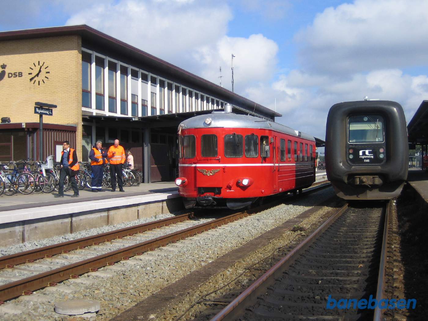 Skinnebussen holder i Nykøbing F og afventer krydsning med tog fra Rødby Færge