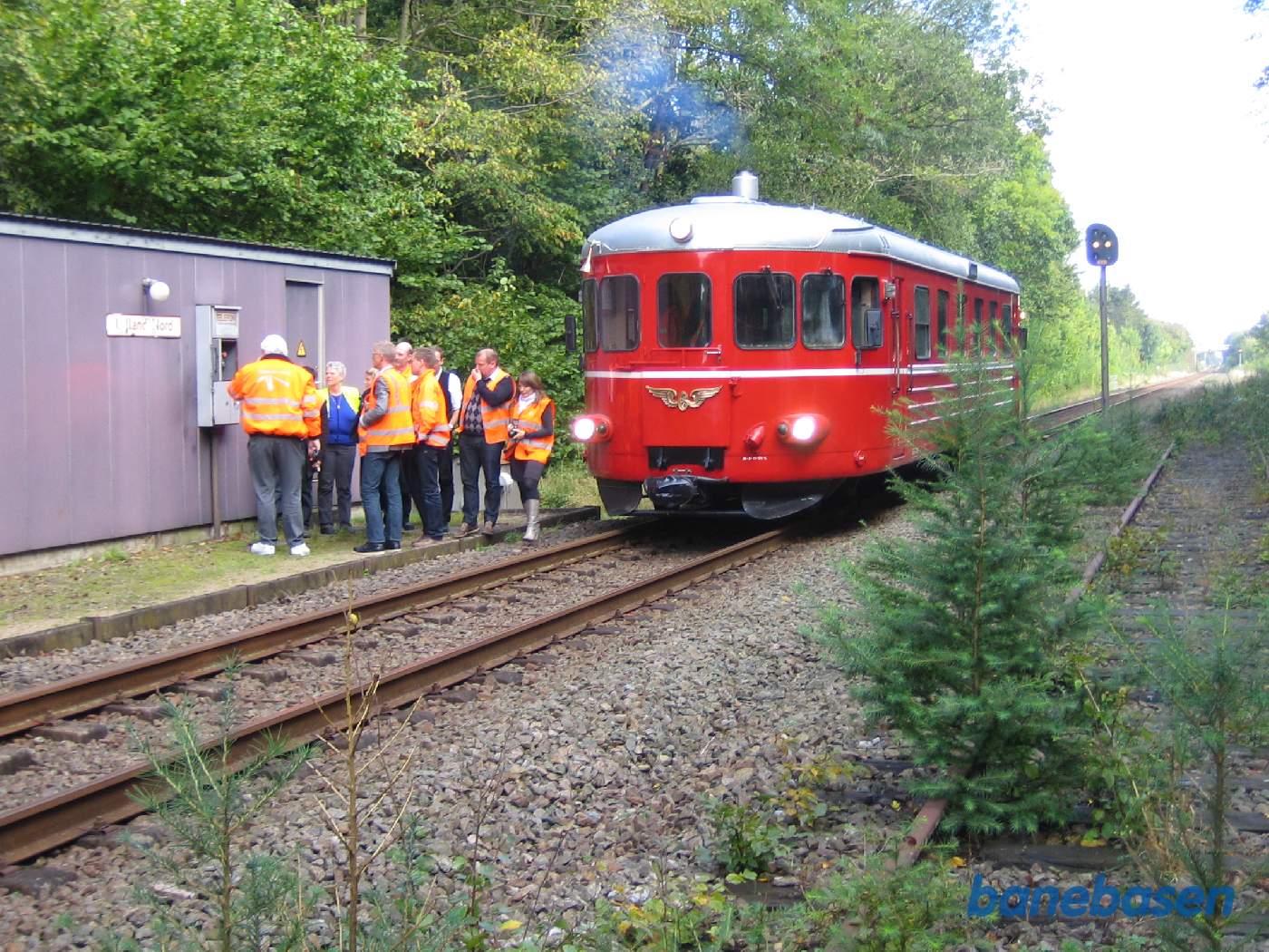 Skinnebussen holder ved den første af de 3 tekniske krydsningsstationer, der var meget brugt frem til 1997, hvor godstrafikken blev omlagt til Storebæltsbroen