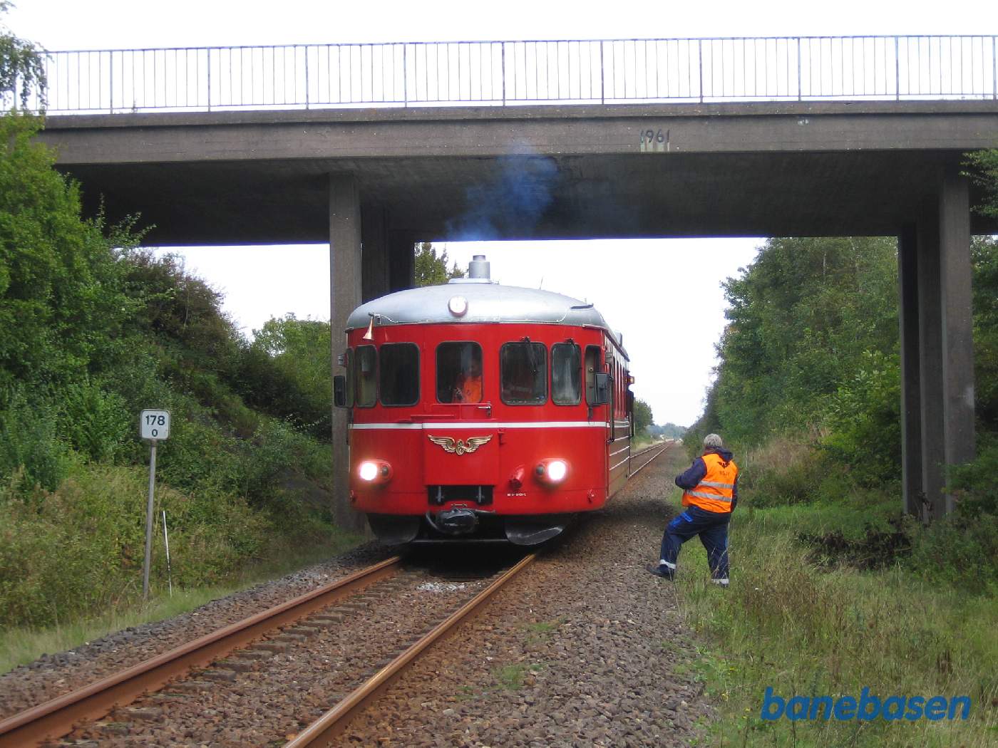 Kigger man bagud, ind under broen, så er det der den kommende Rødby station skal ligge Kigger man bagud, ind under broen, så er det der den kommende Rødby station skal ligge
