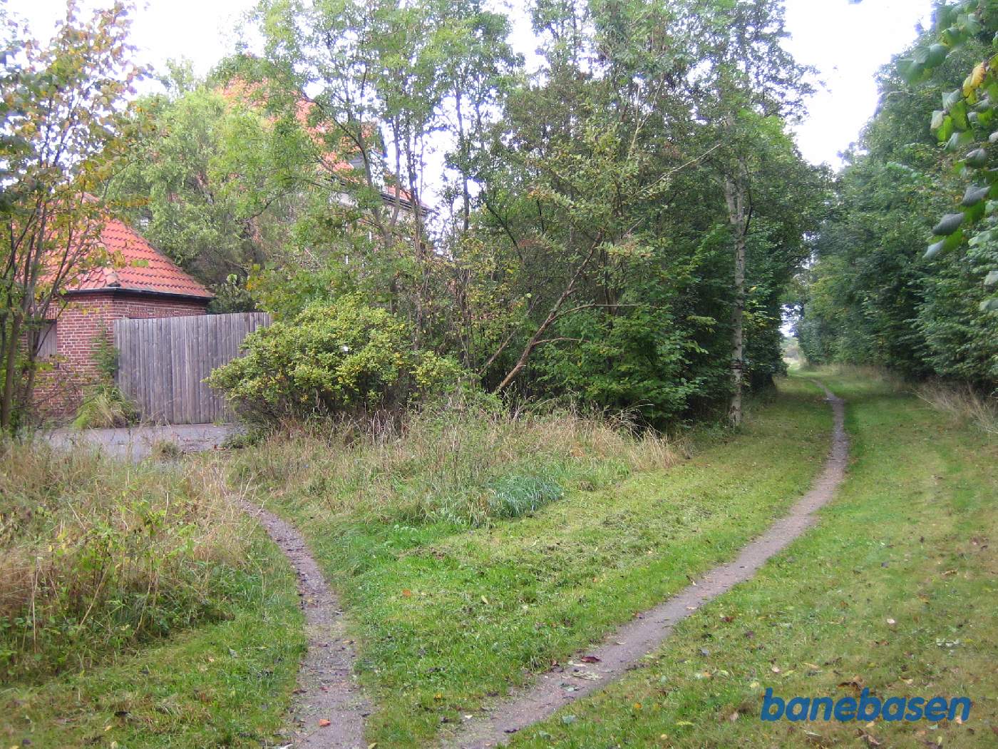 Stationsbygningen skimtes inde bag træerne til venstre Stationsbygningen skimtes inde bag træerne til venstre