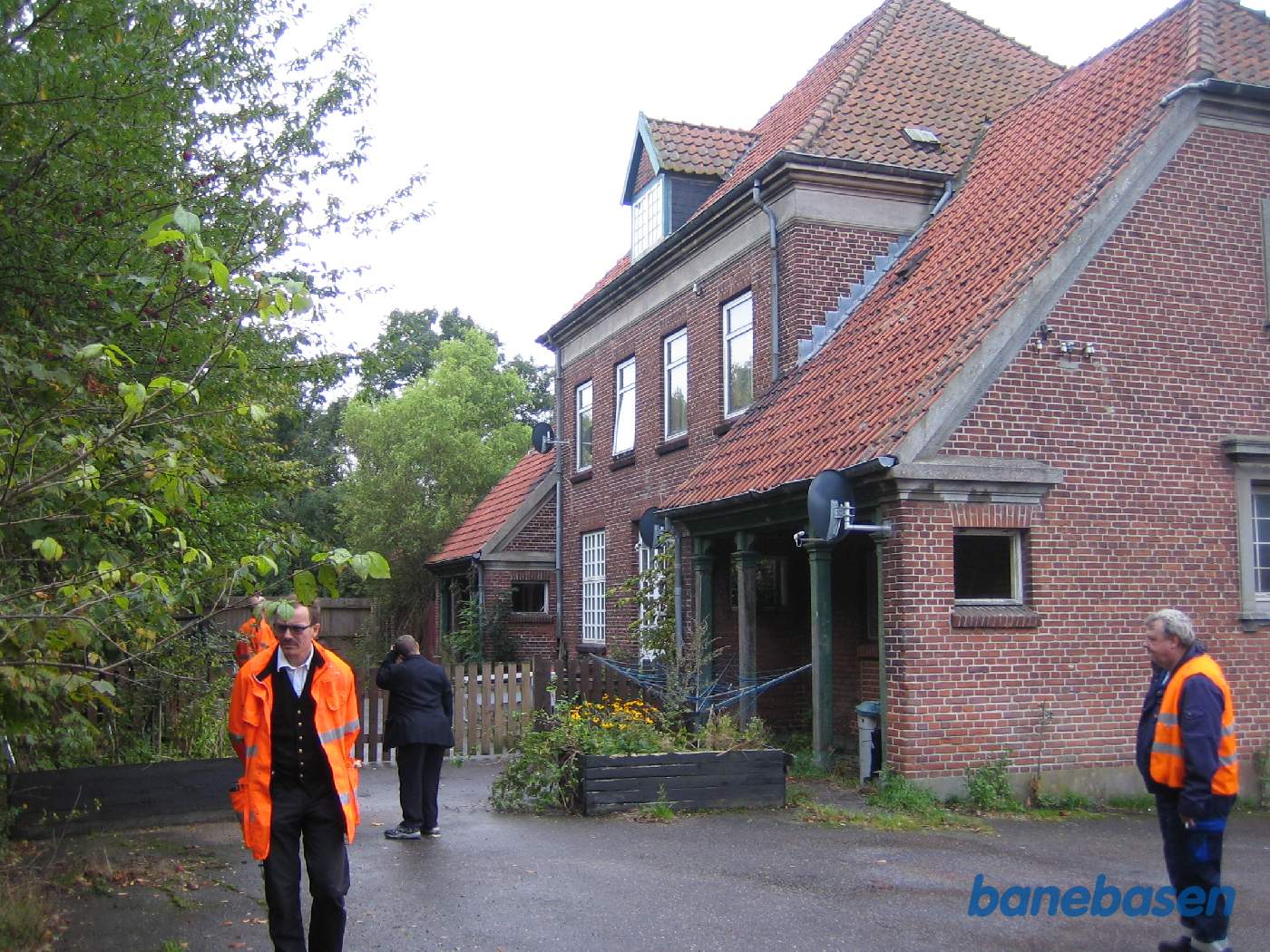 Stationsbygningen set fra perronen