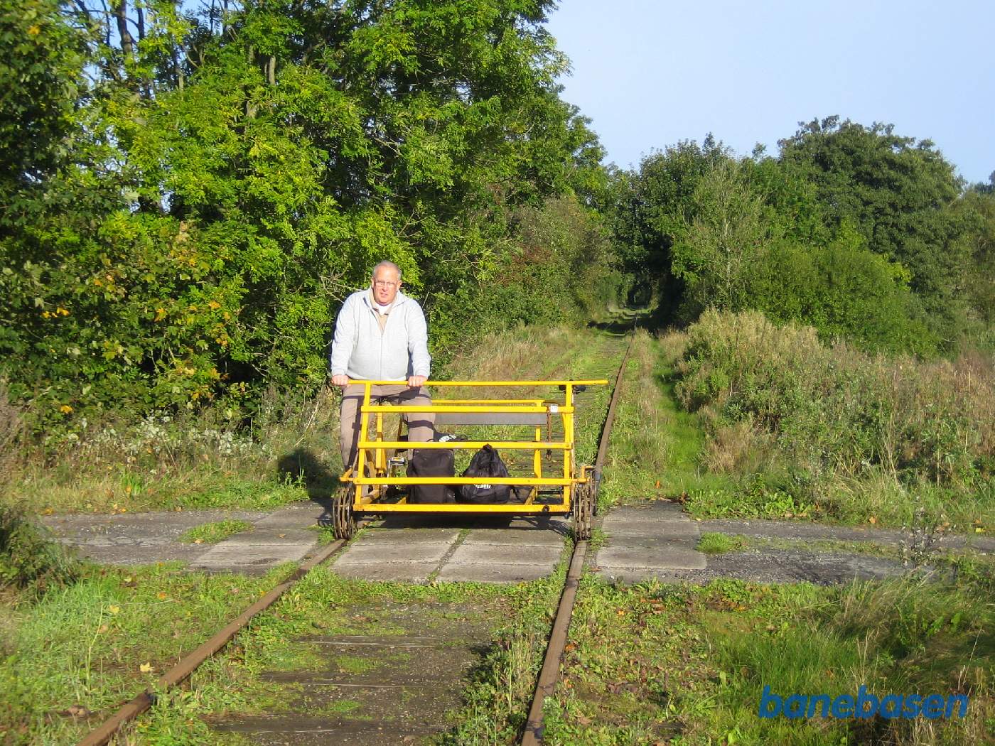 Skinnecykel med fører krydser markvej Skinnecykel med fører krydser markvej