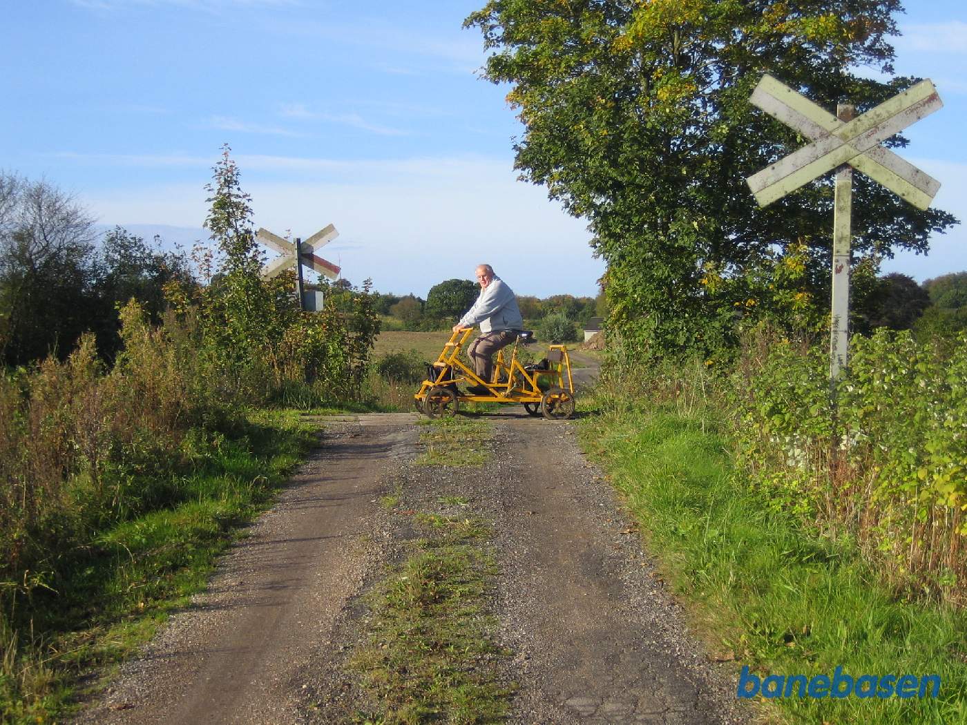 Skinnecykel med fører krydser markvej Skinnecykel med fører krydser markvej