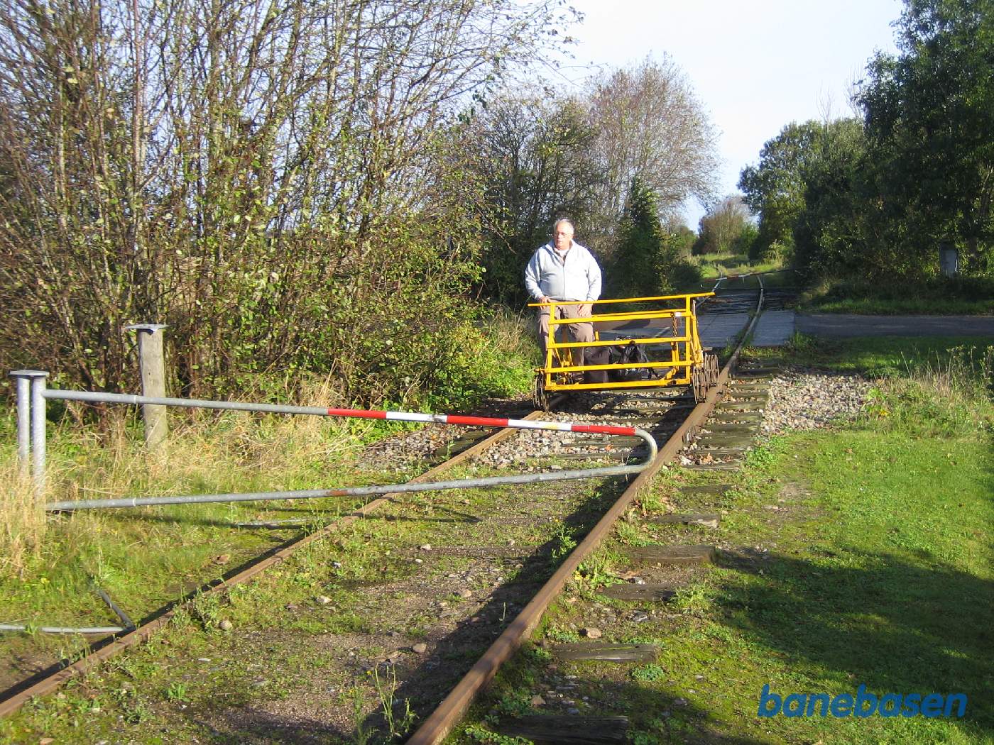 Skinnecykel med fører krydser vej