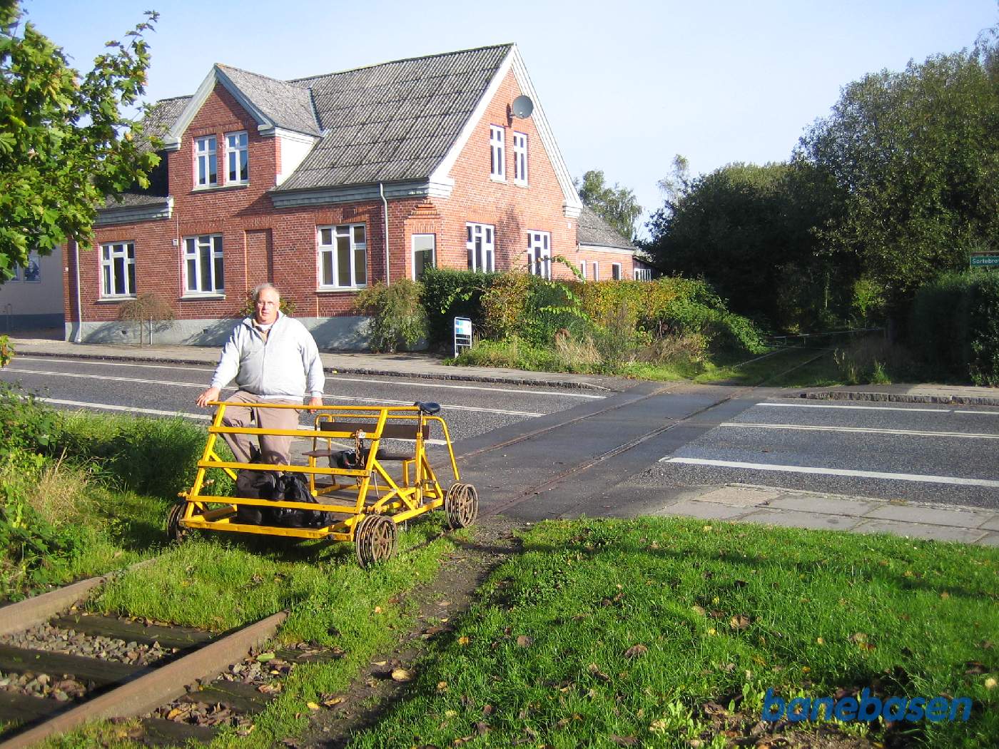 Skinnecykel med fører krydser vej