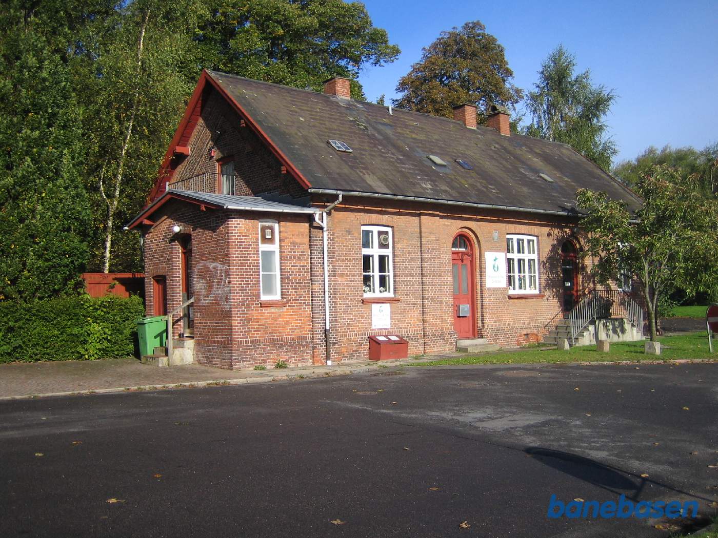 Stationsbygningen set fra vejen Stationsbygningen set fra vejen