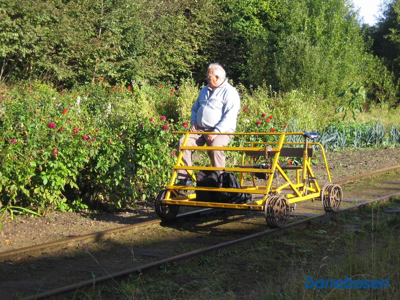 Flotte blomster på det der engang var sidespor og læssevej