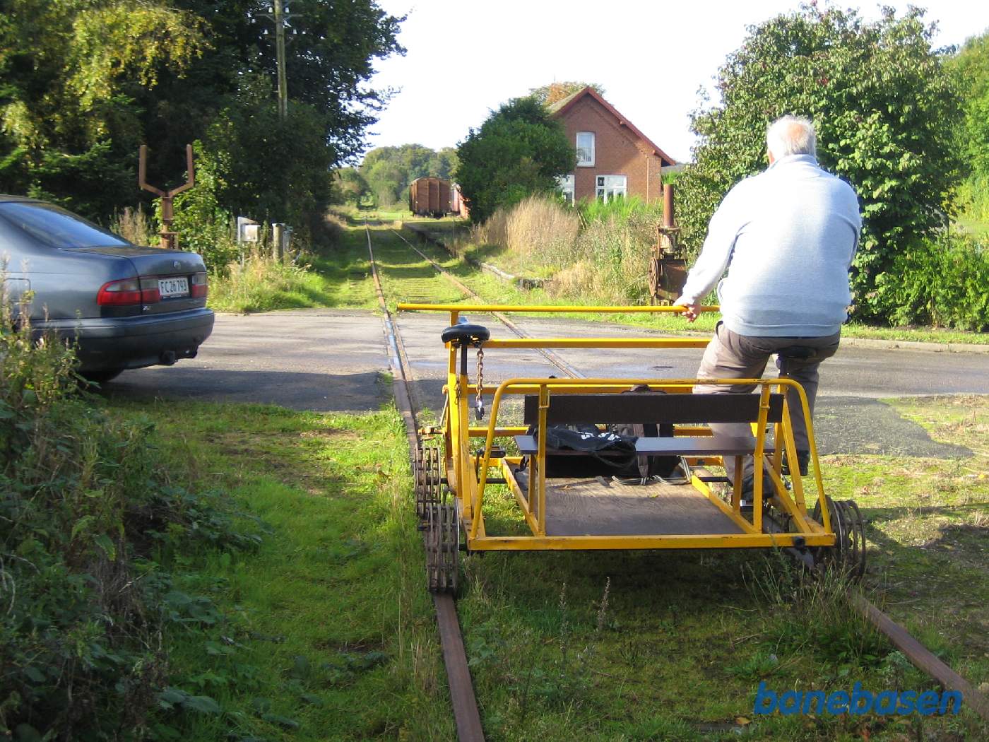 Lige før Nårup station, stationsbygningen ses på den anden side af vejen til højre