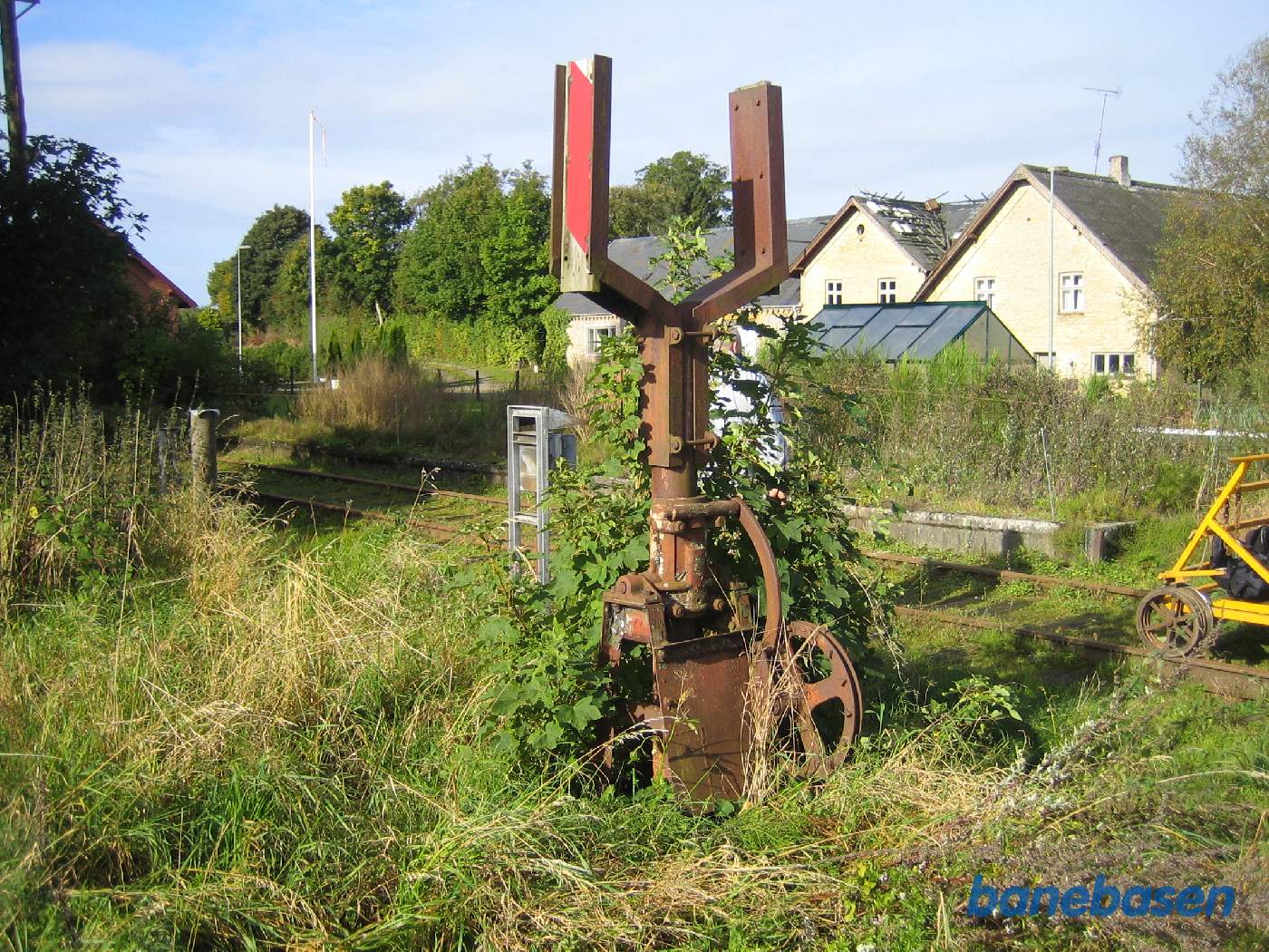 Nærbillede af resterne af bomdrevet. Det blev trukket af wire inde fra stationen