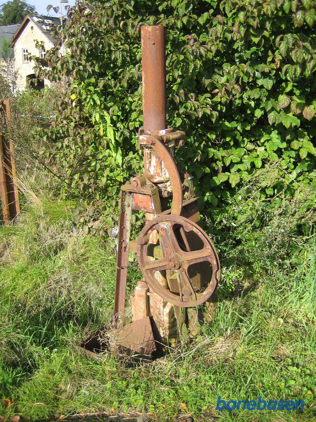 Nærbillede af resterne af bomdrevet. Det blev trukket af wire inde fra stationen