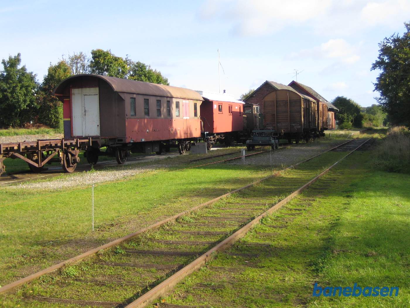 Ejeren af stationen har udlagt sporrammer og opstillet lidt materiel som lille jernbanemuseum