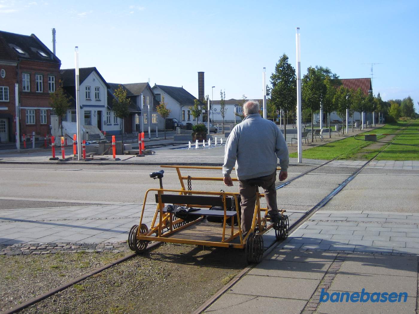 Føreren af skinnecyklen ser sig grundigt for inden han krydser Nørregade Føreren af skinnecyklen ser sig grundigt for inden han krydser Nørregade
