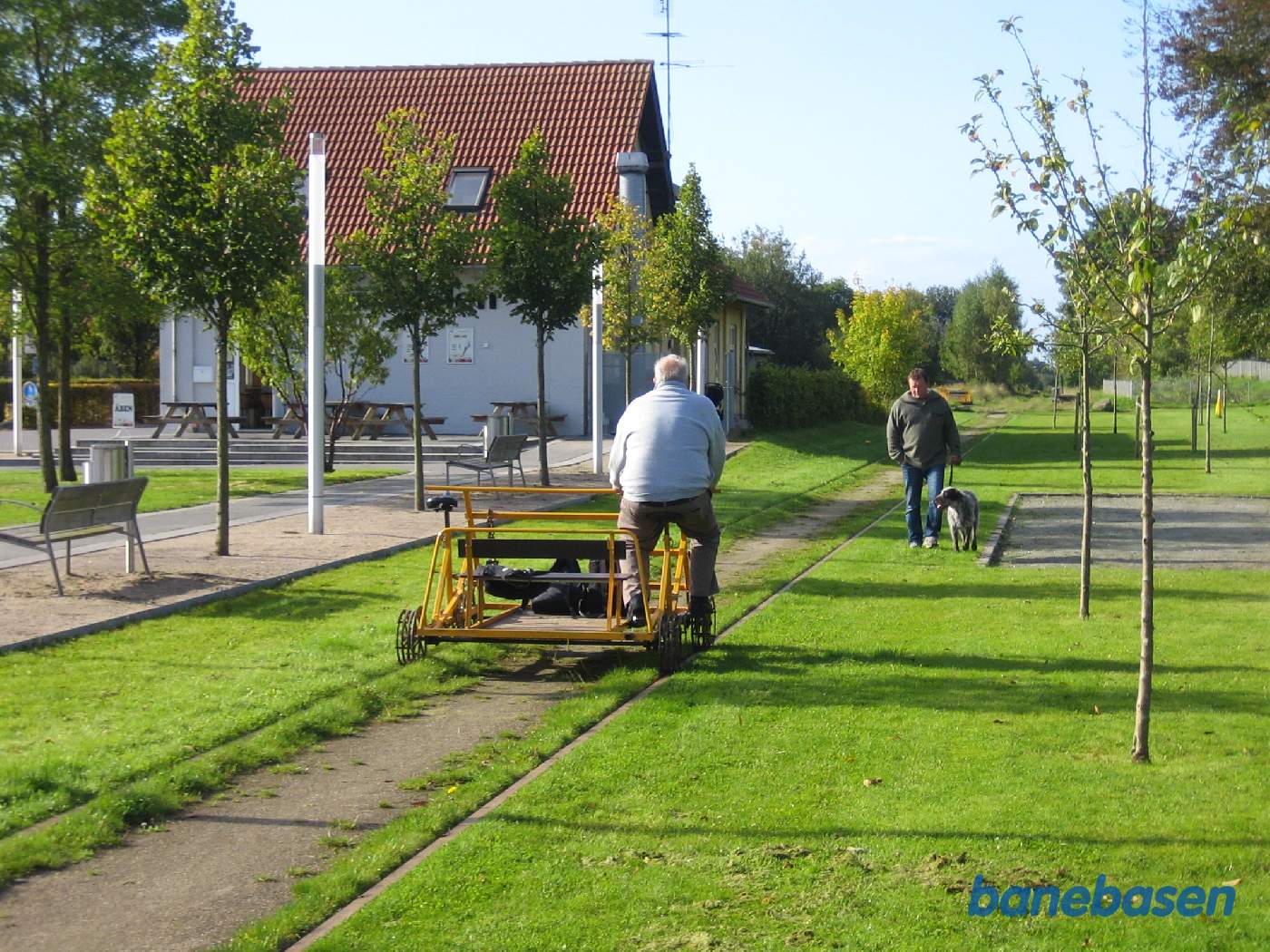 Stationsbygningen ses inde til venstre. Til højre var der engang krydsningsspor Stationsbygningen ses inde til venstre. Til højre var der engang krydsningsspor