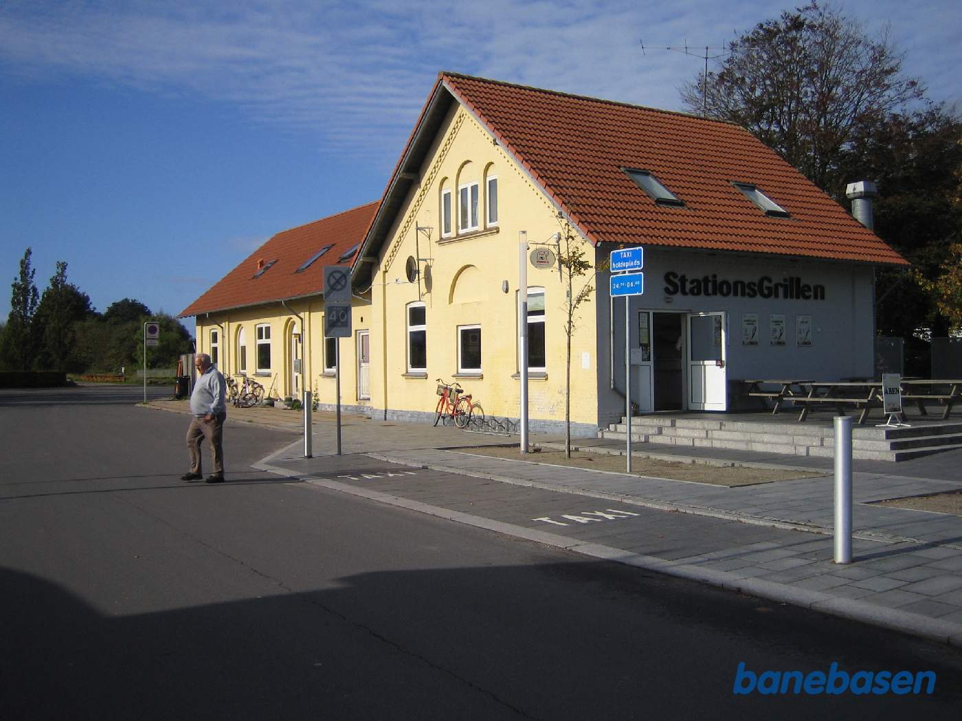 Stationsbygningen set fra vejen