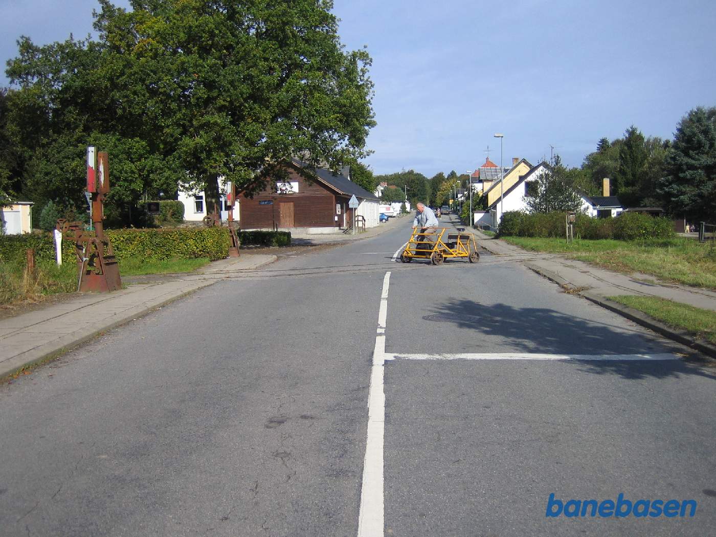 Skinnecyklen krydser over Langgade i Flemløse