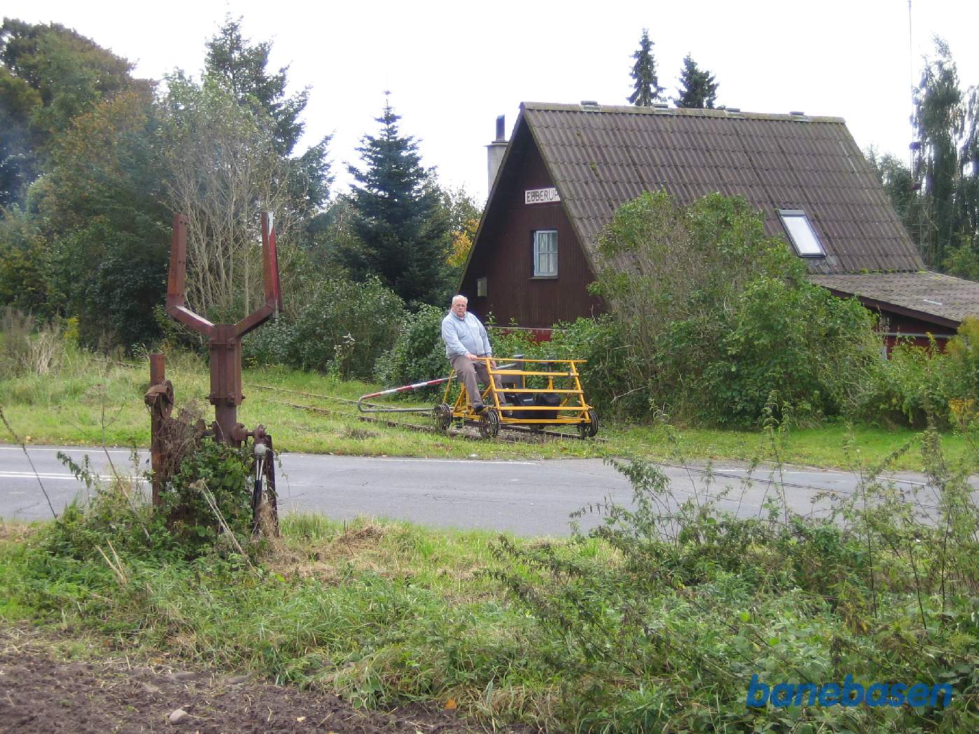 Skinnecyklen skal lige til at krydse over Ebberupvej. Bemærk at huset med stationsskiltet IKKE er stationsbygningen, men en alm. husejer