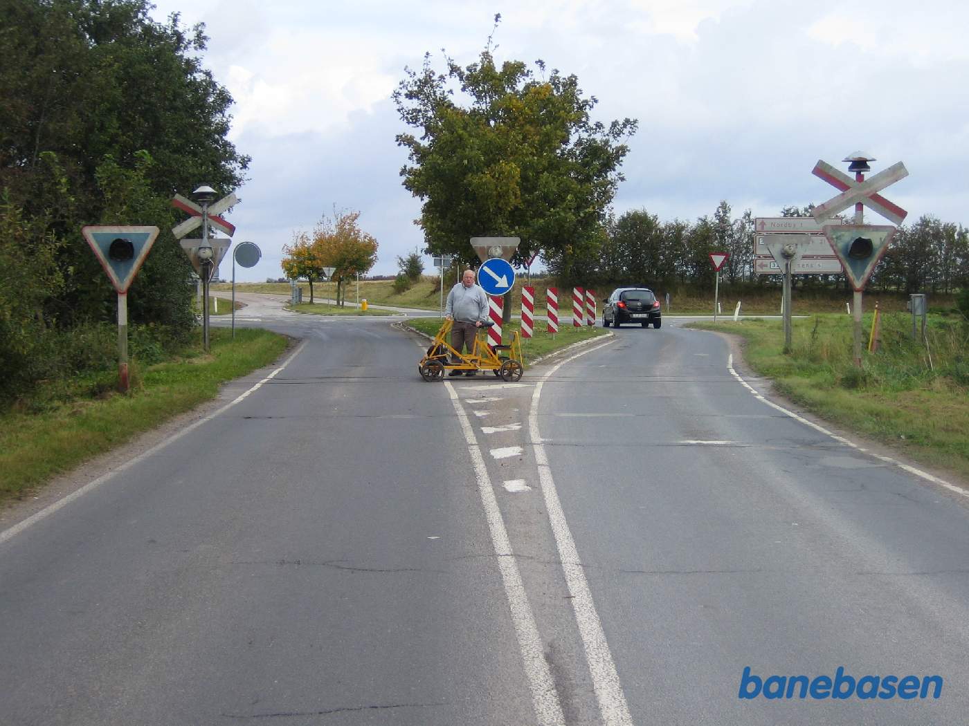 Her er cyklisten ved at krydse Rybergsvej, det er Faaborgvej bilisten holder for stop ved
