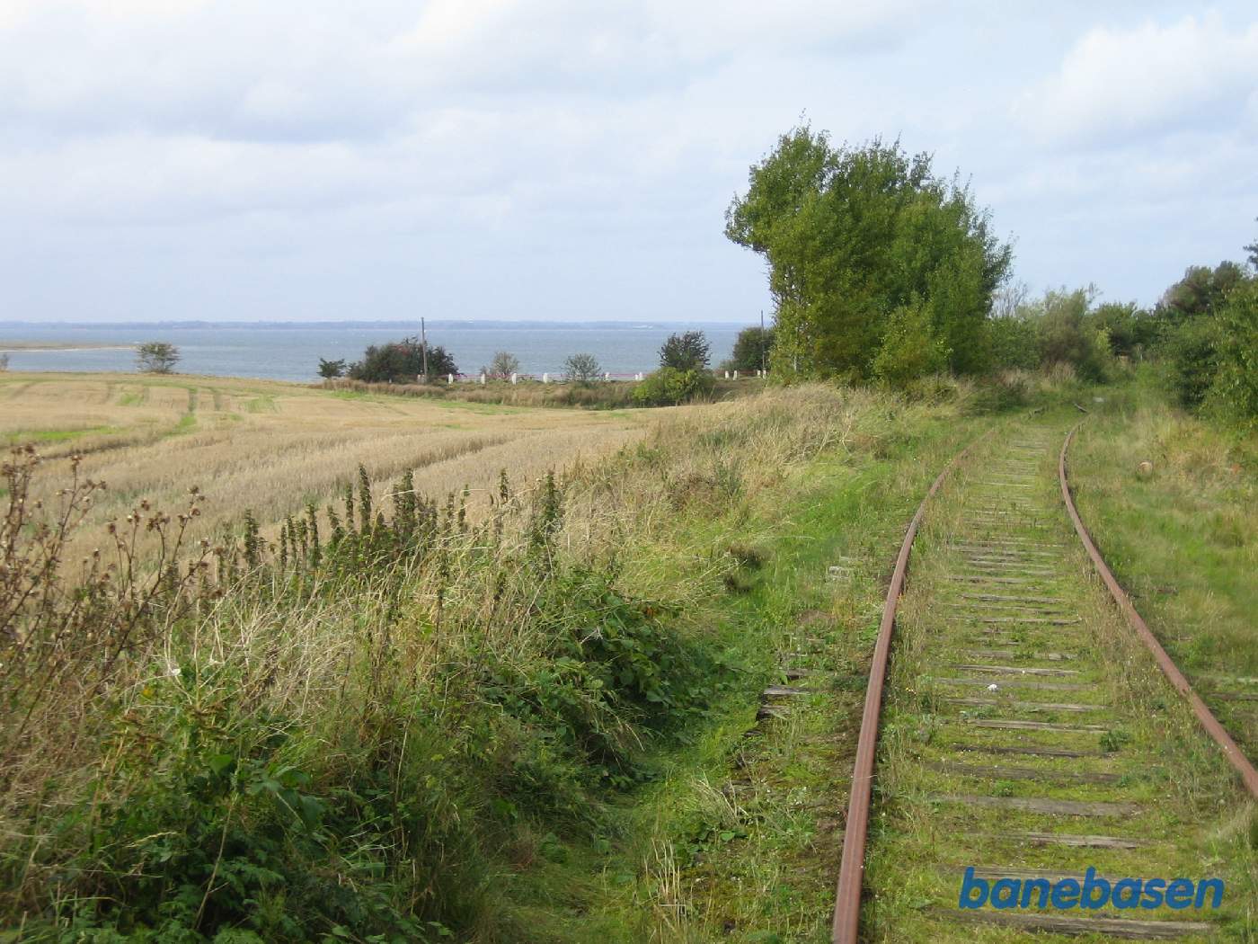 Så er vi på vej ned ad den stejle bakke, ned mod Assens. Sporskiftet til et tidligere sidespor skimtes længere fremme