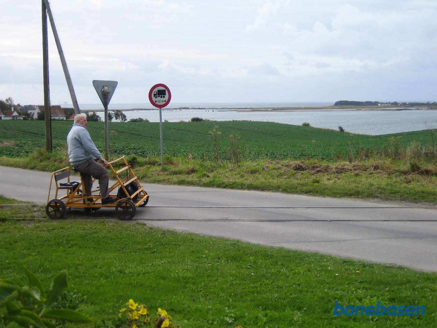 Cyklisten ser sig godt for inden han kører over Torø Huse Vej Cyklisten ser sig godt for inden han kører over Torø Huse Vej