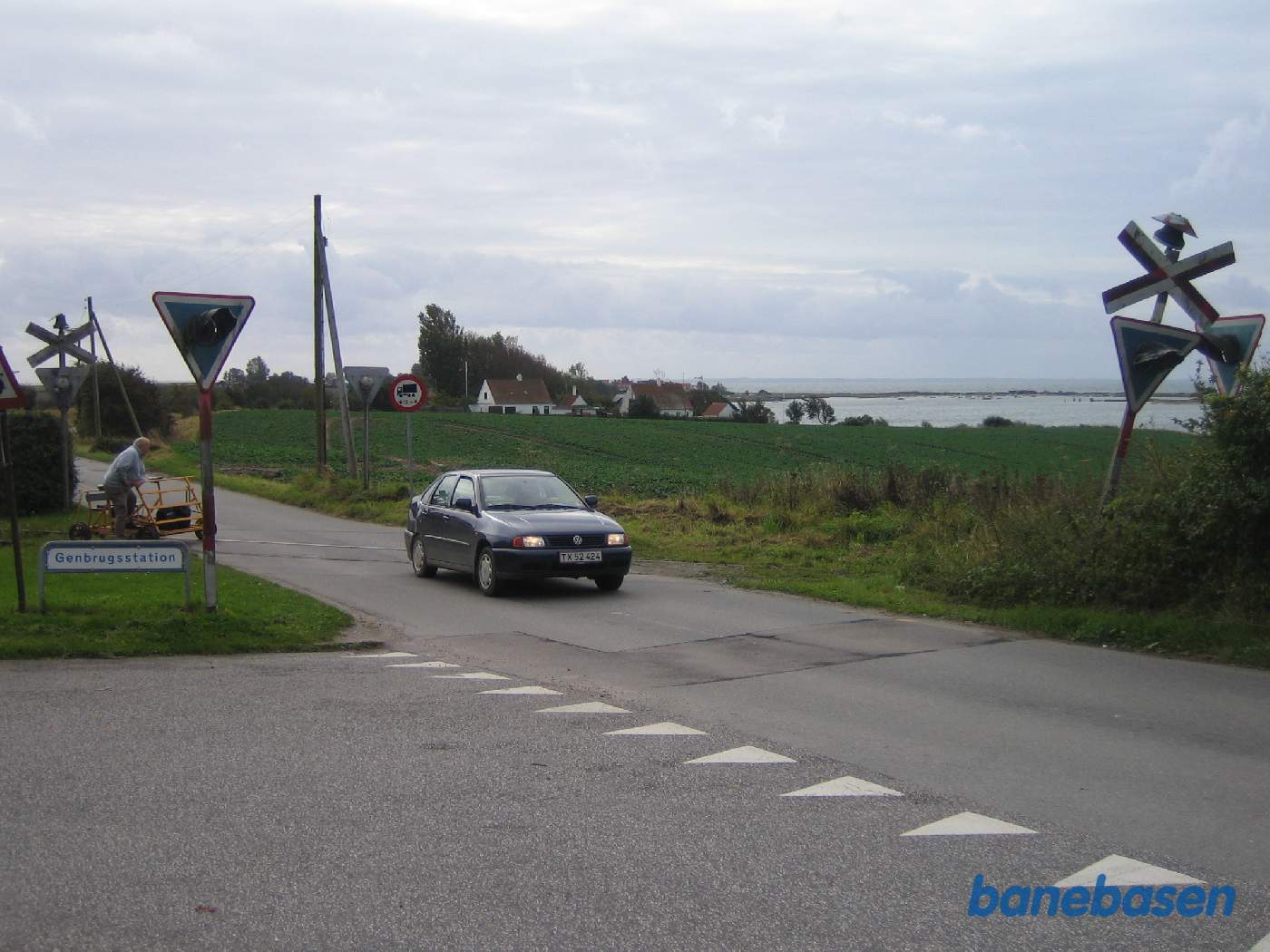 Cyklisten ser sig godt for inden han kører over Torø Huse Vej Cyklisten ser sig godt for inden han kører over Torø Huse Vej