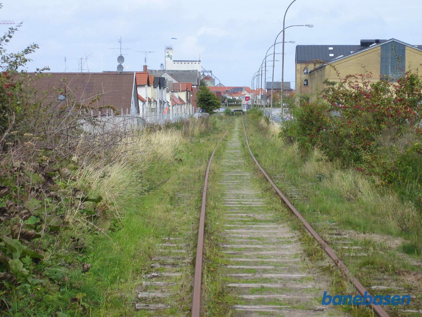 Så er vi nået til Assens. Stationsbygningen skimtes længere fremme til højre for sporet Så er vi nået til Assens. Stationsbygningen skimtes længere fremme til højre for sporet