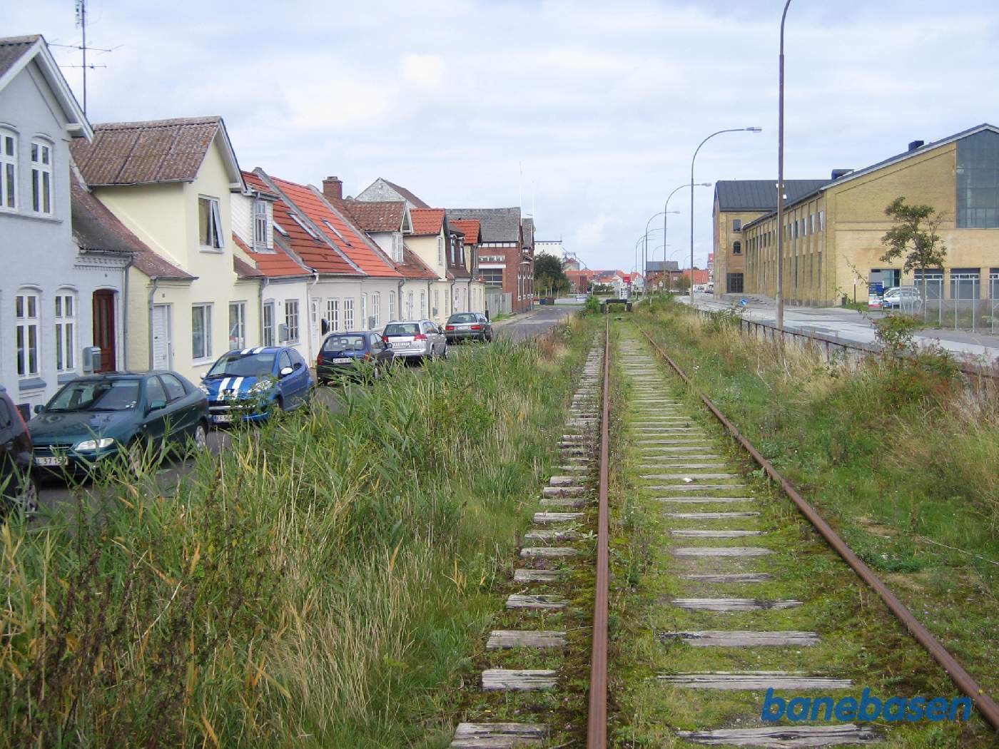 Så er vi nået til Assens. Stationsbygningen skimtes længere fremme til højre for sporet