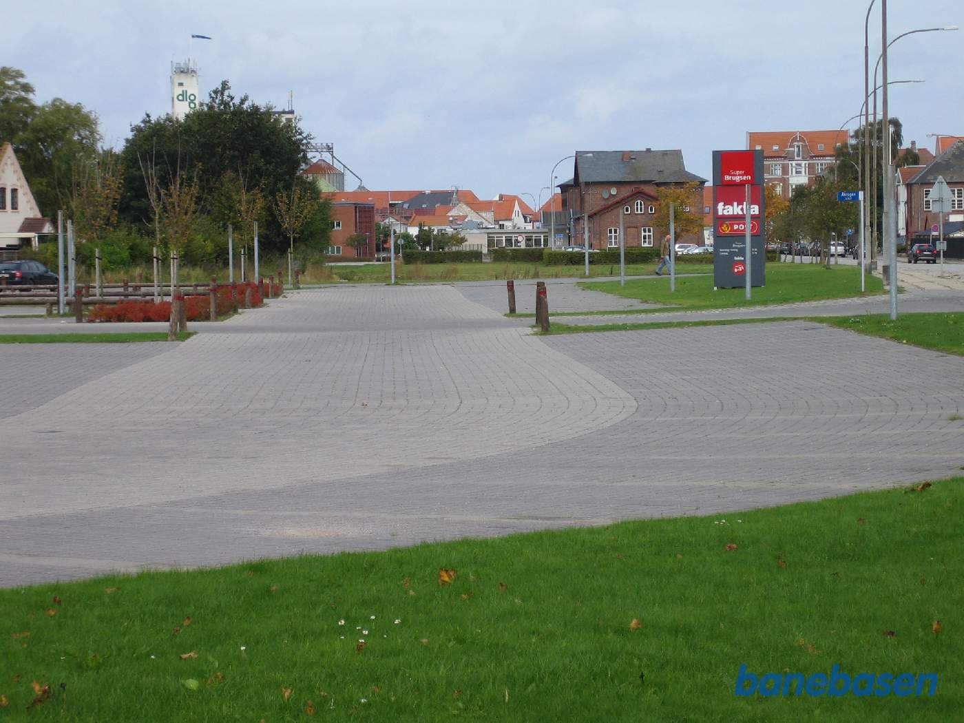Et vue ud over stationsområdet med stationsbygningen inde til højre