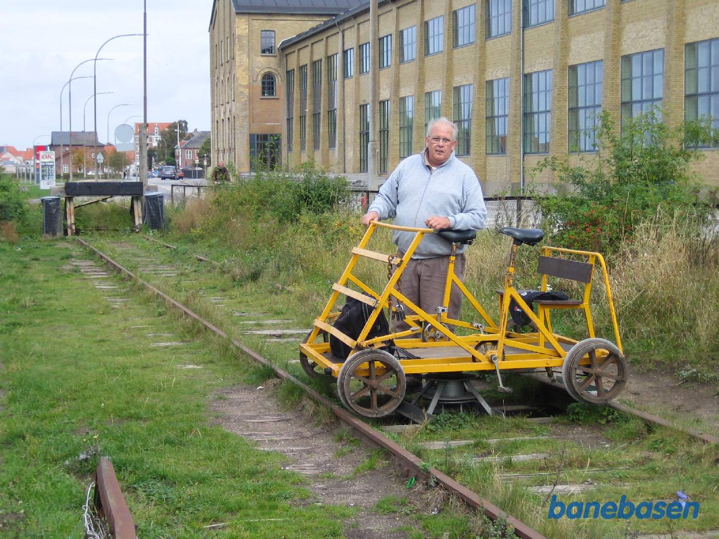 Med en sådan drejeskive er det en let sag at vende den tunge skinnecykel til 2 voksne + 2 børn